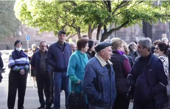 Акция протеста вынужденных переселенцев из Арцаха у здания Правительства РА (прямой эфир)